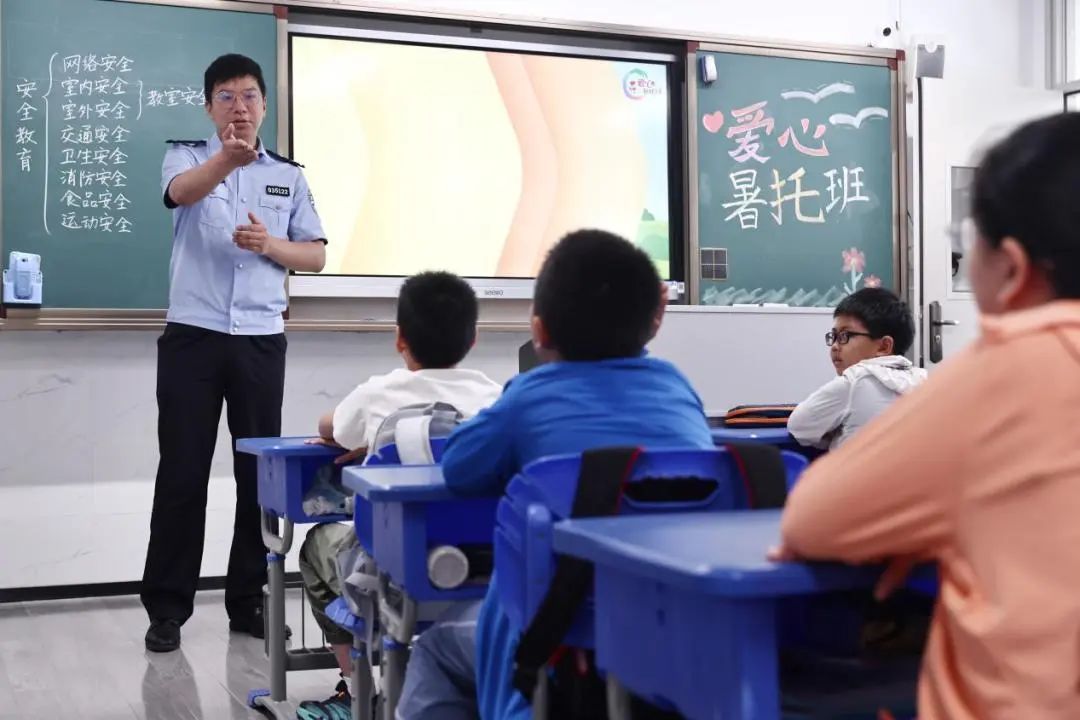 虹口区北外滩街道小学生爱心暑托班的同学们在上开班第一课。（青年报·青春上海记者 施培琦/摄）